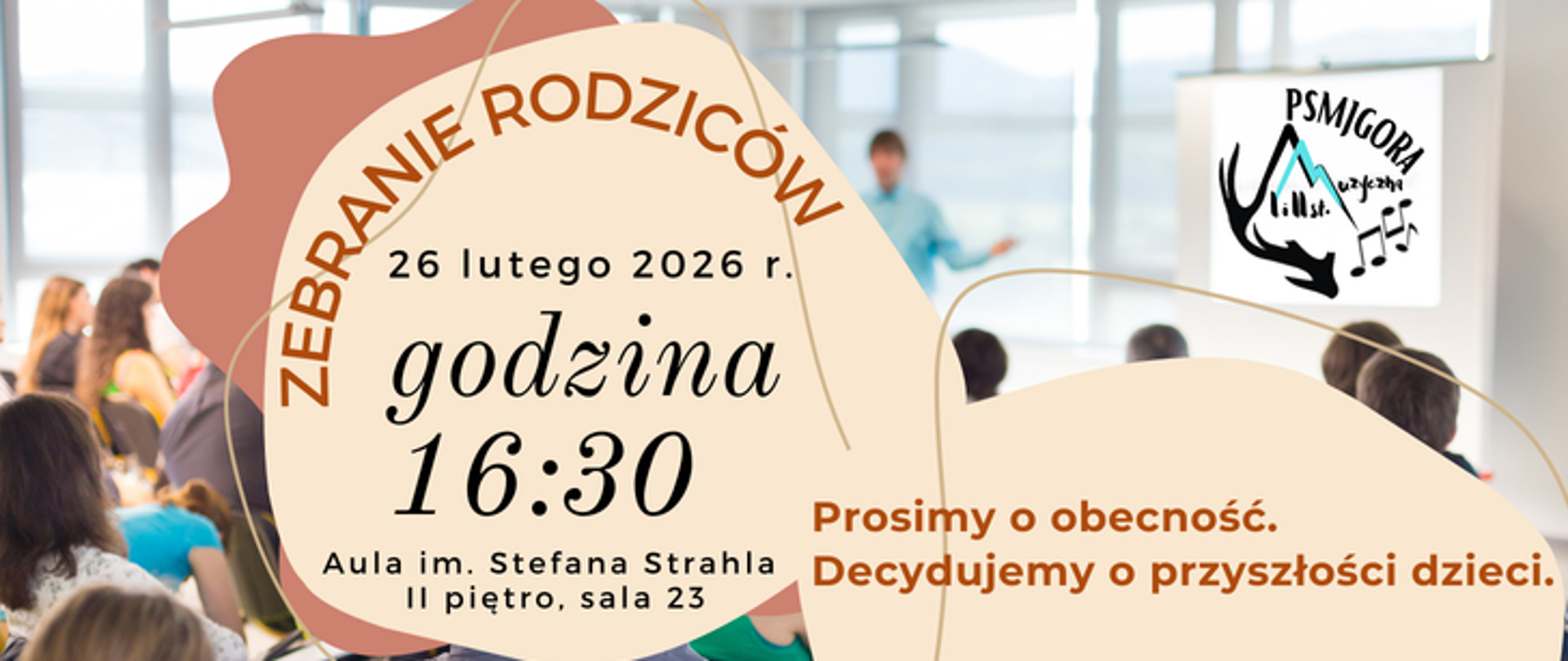 Na tle zdjęcia przedstawiającego zebranie ludzi z osobą prowadzącą są nieregularnego kształtu plamy w kolorze ciemnego beżu i jasnego beżu. Napisy: Zebranie rodziców, 26 lutego 2026 r., godz. 16:30 Aula im. Stefana Strahla, II piętro, sala 23. Prosimy o obecność. Decydujemy o przyszłości dzieci.