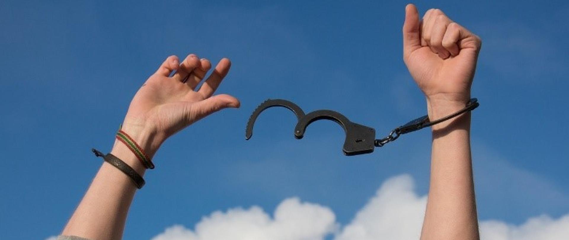 Dwie ręce uwolnione z kajdanek