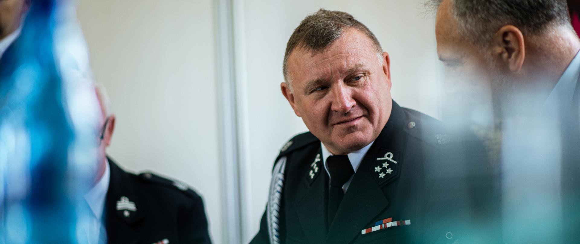 Przedstawiciele OSP z województwa łódzkiego podpisują umowy na dofinansowanie do zakupu specjalistycznego sprzętu 