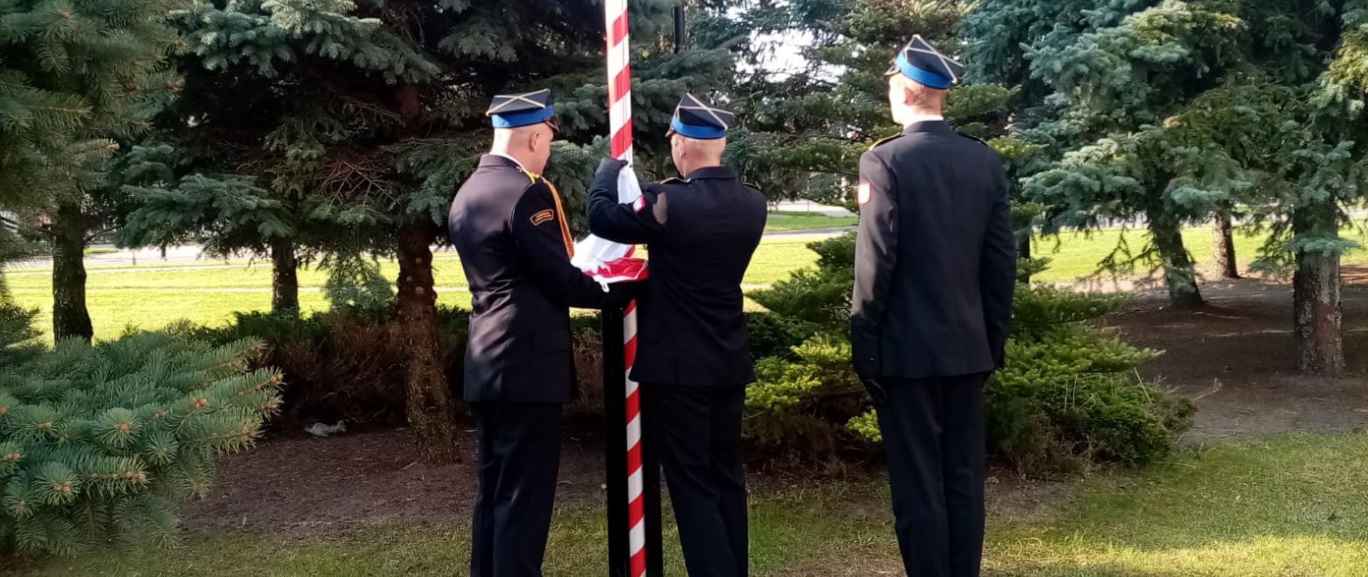 Poczet flagowy wciąga flagę na maszt