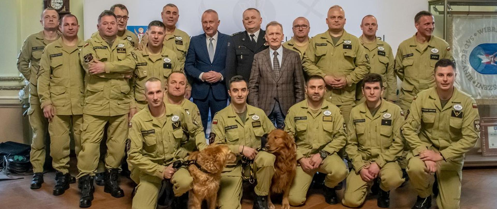 Wszyscy uczestnicy spotkania stoją obok siebie do zbiorowego zdjęcia