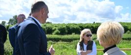Ministra klimatu i środowiska Paulina Hennig-Kloska na terenie Mokradła Pyszka