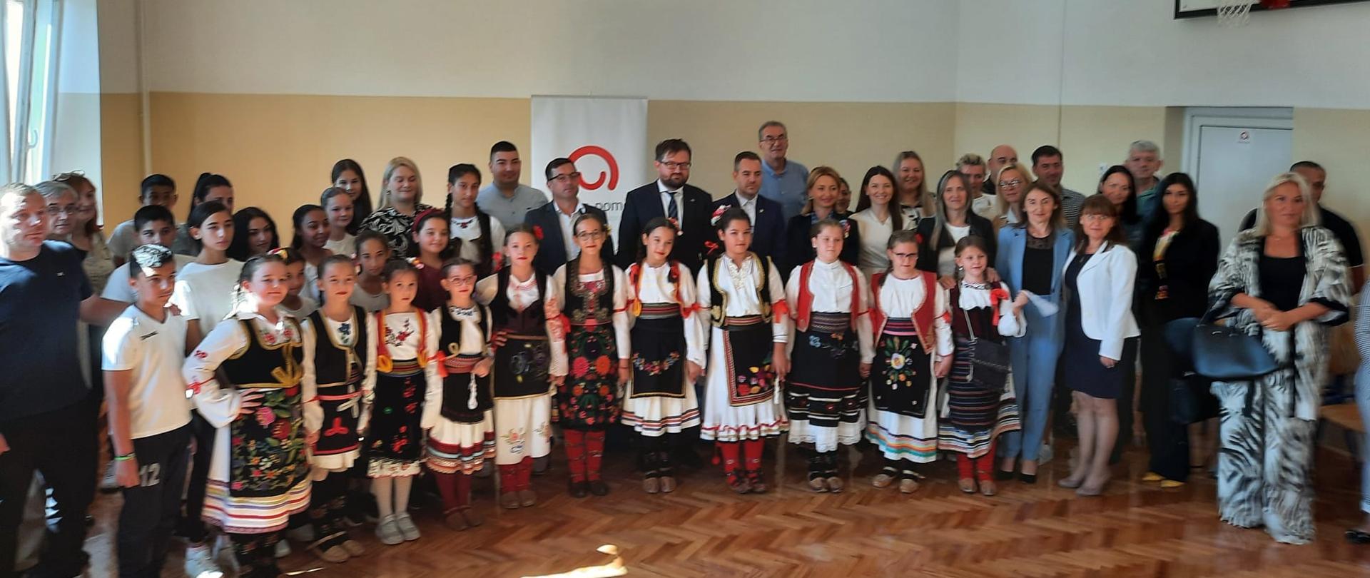 28.09 2023 r. w miejscowości Žitni Potok (południowo-zachodnia Serbia) podpisano protokół odbioru przedmiotu umowy na realizację projektu polskiej pomocy rozwojowej w Szkole Podstawowej Vuk Karadžić. 