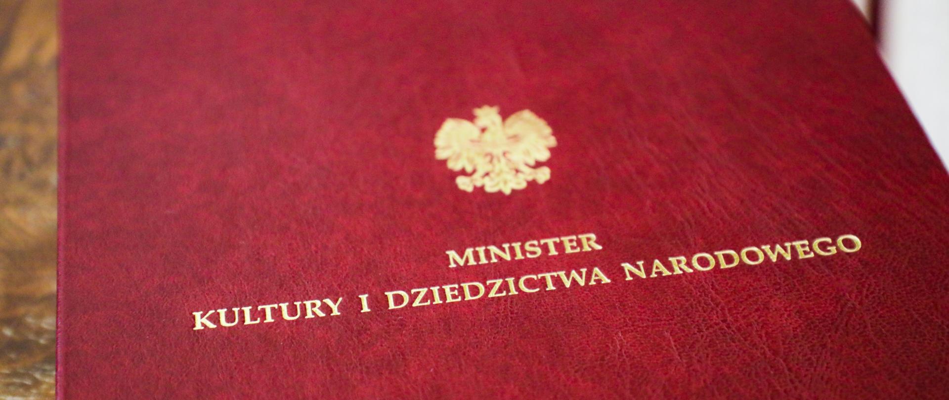 Bordowa teczka z napisem Minister Kultury i Dziedzictwa Narodowego, Fot. Danuta Matloch