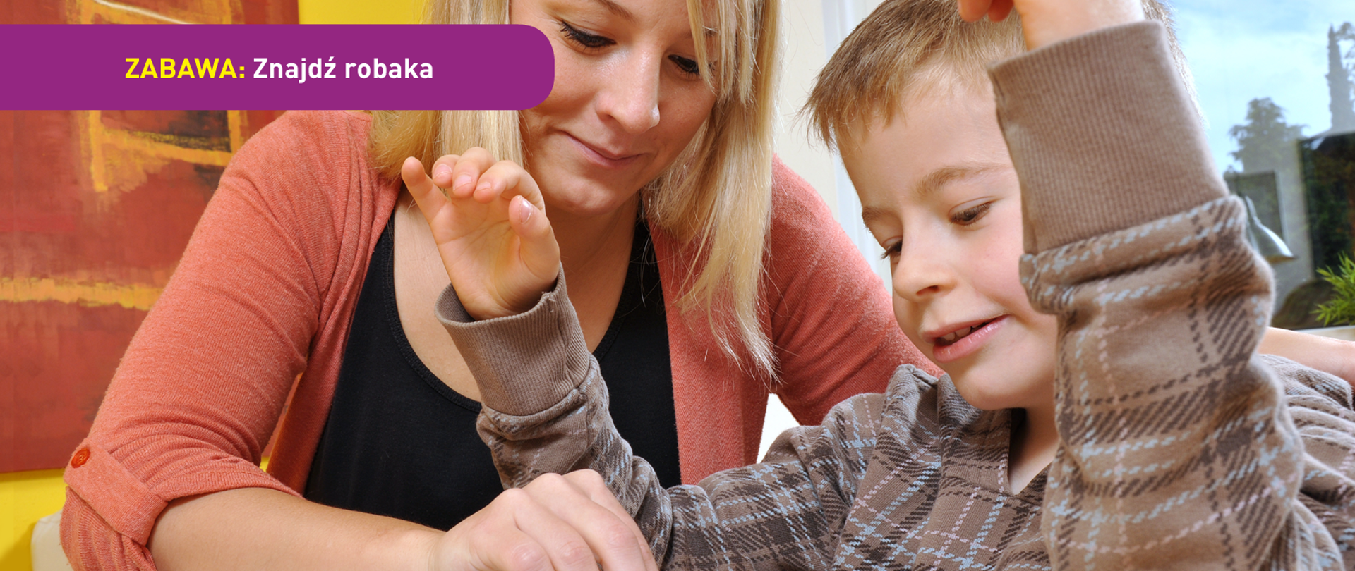 Zdjęcie przedstawia kobietę i chłopca, układających karty z obrazkami na stole. U dołu znajduje się pasek logotypów: Europejskie Fundusze Polska Cyfrowa, Ministerstwo Cyfryzacji, NASK i Unia Europejska Europejski Fundusz Rozwoju Regionalnego.