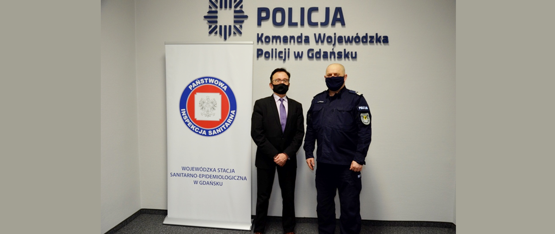 Zdjęcie przedstawia spotkanie Pomorskiego Państwowego Wojewódzkiego Inspektora Sanitarnego z Wojewódzkim Komendantem Policji w Gdańsku