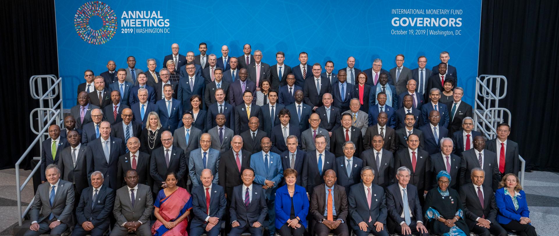 Uczestnicy spotkania Annual Meetings 2019 w Waszyngtonie na tle banera