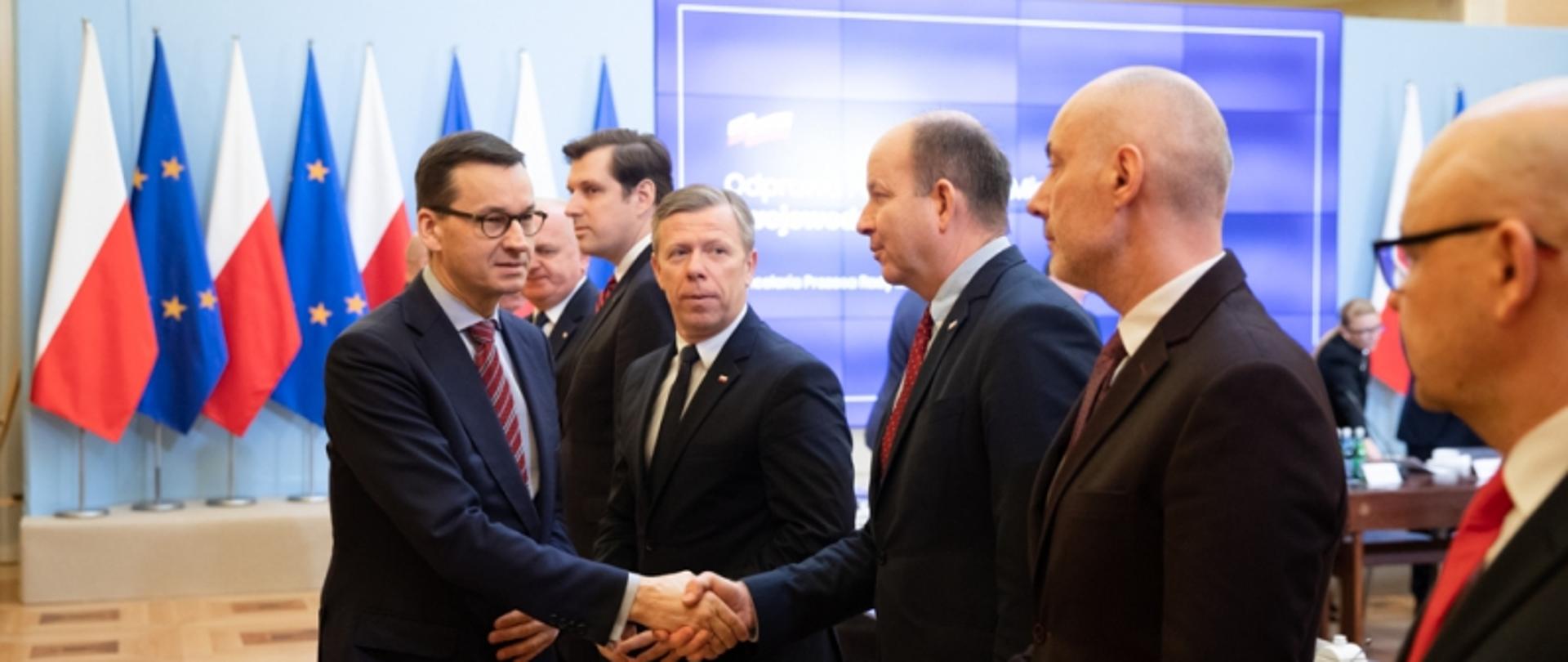 Specjalna odprawa premiera Mateusza Morawieckiego z wojewodami i przedstawicielami innych zaangażowanych instytucji w sprawie koronawirusa