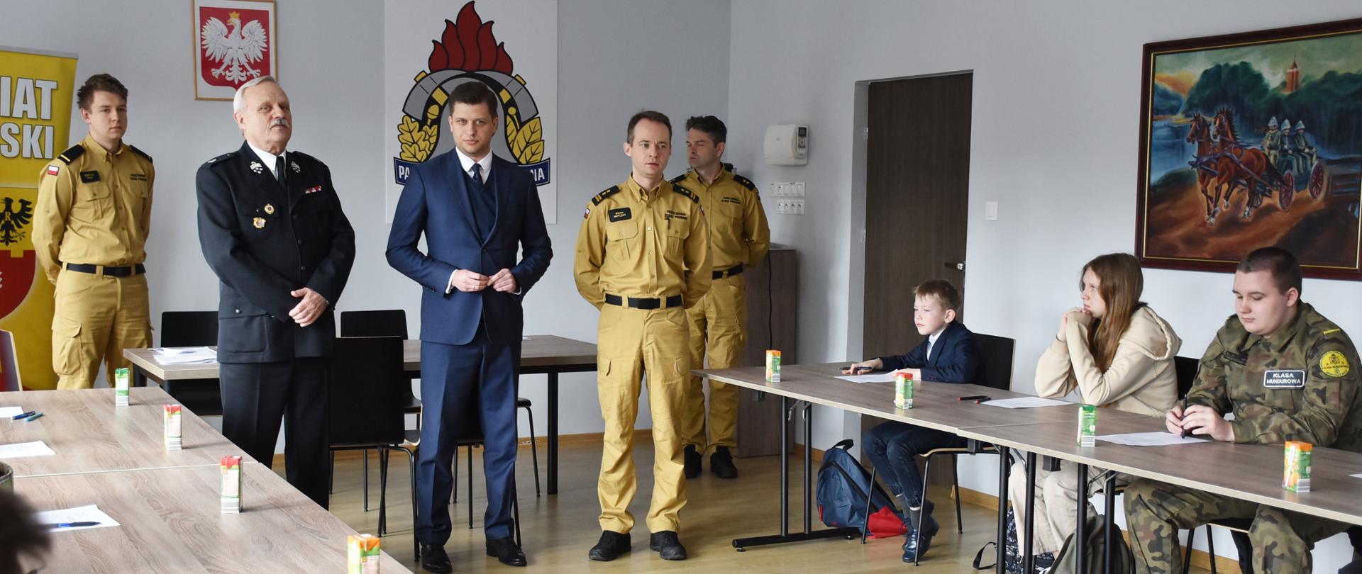 Zdjęcie przedstawia Wicestarostę zgierskiego, Komendanta Powiatowego PSP w Zgierzu. oraz dh. Andrzej Ruciński - Prezes zarządu powiatowego ZOSP RP witających uczestników konkursu.