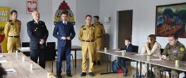 Zdjęcie przedstawia Wicestarostę zgierskiego, Komendanta Powiatowego PSP w Zgierzu. oraz dh. Andrzej Ruciński - Prezes zarządu powiatowego ZOSP RP witających uczestników konkursu.