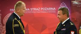 Na zdjęciu widzimy Podkarpackiego Komendanta Wojewódzkiego Państwowej Straży Pożarnej przekazującego akt powołania na stanowisko Zastępcy Komendanta Powiatowego Państwowej Straży Pożarnej w Leżajsku. 