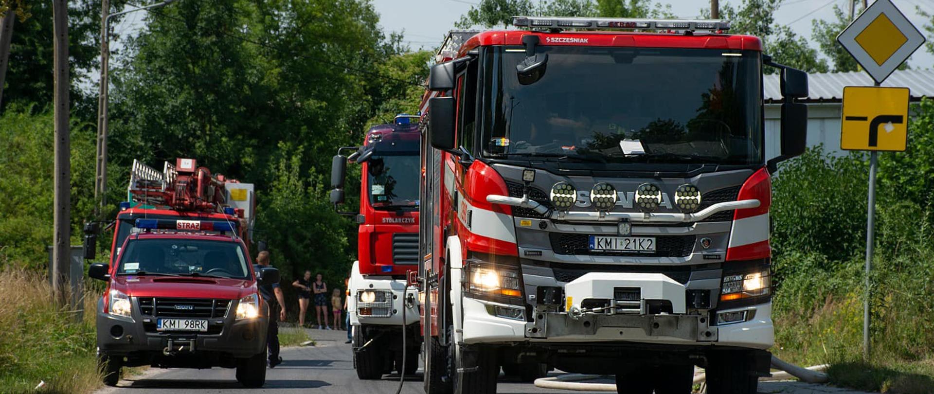 Na miejscu widoczne pojazd pożarnicze zaparkowane na ulicy kolejowej w Miechowie