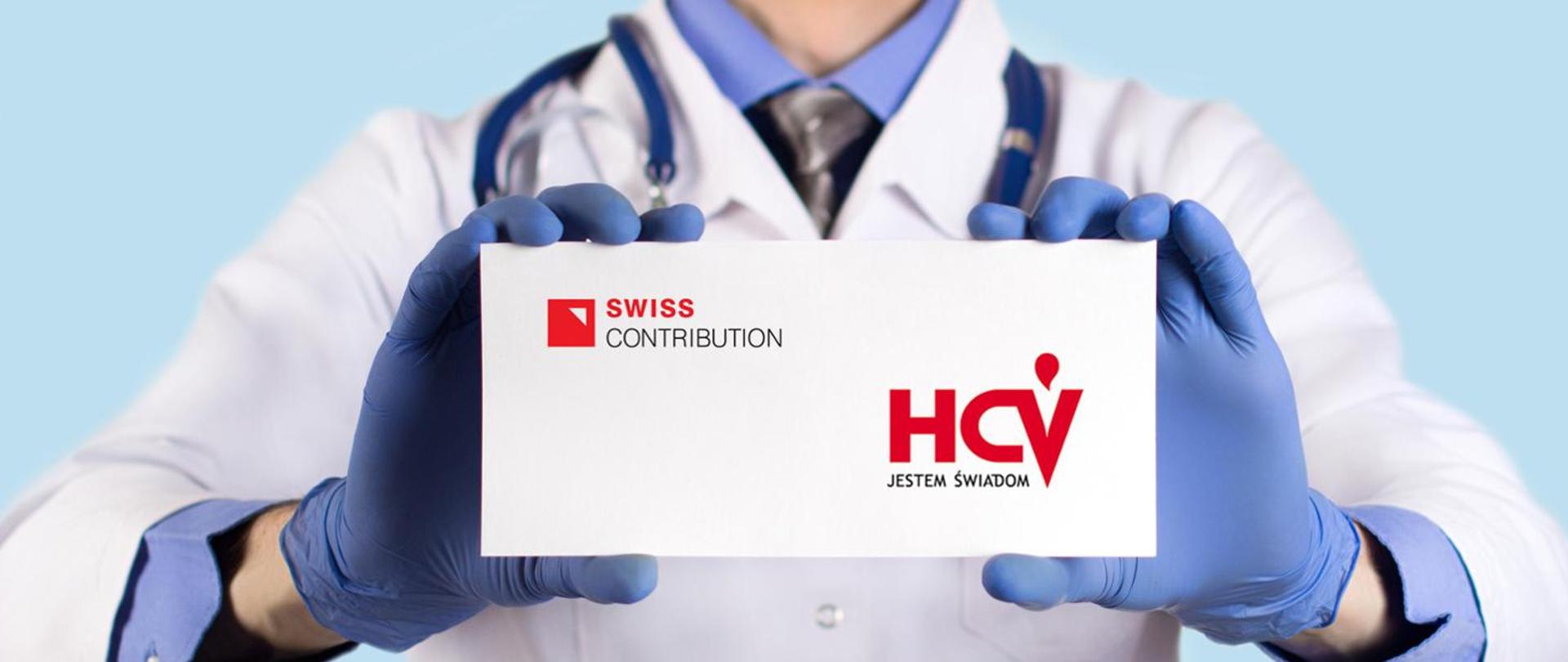 grafika przedstawia osobę w stroju lekarza i z rękawiczkami trzymającą wizytówkę z napisem SWISS CONTRIBUTION HCV JESTEM ŚWIADOM