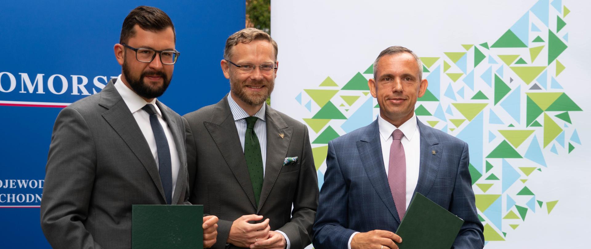 Wiceprezes Zarządu NFOŚiGW Paweł Mirowski podczas podpisywania umowy