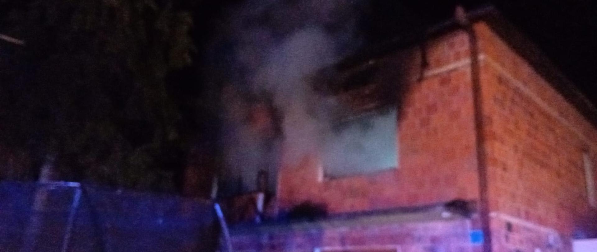 Budynek mieszkalny objęty pożarem na piętrze