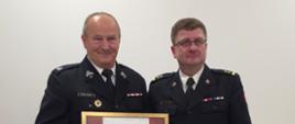 Druh OSP odbiera z rąk komendanta Powiatowego Dyplom Komendanta Głównego PSP