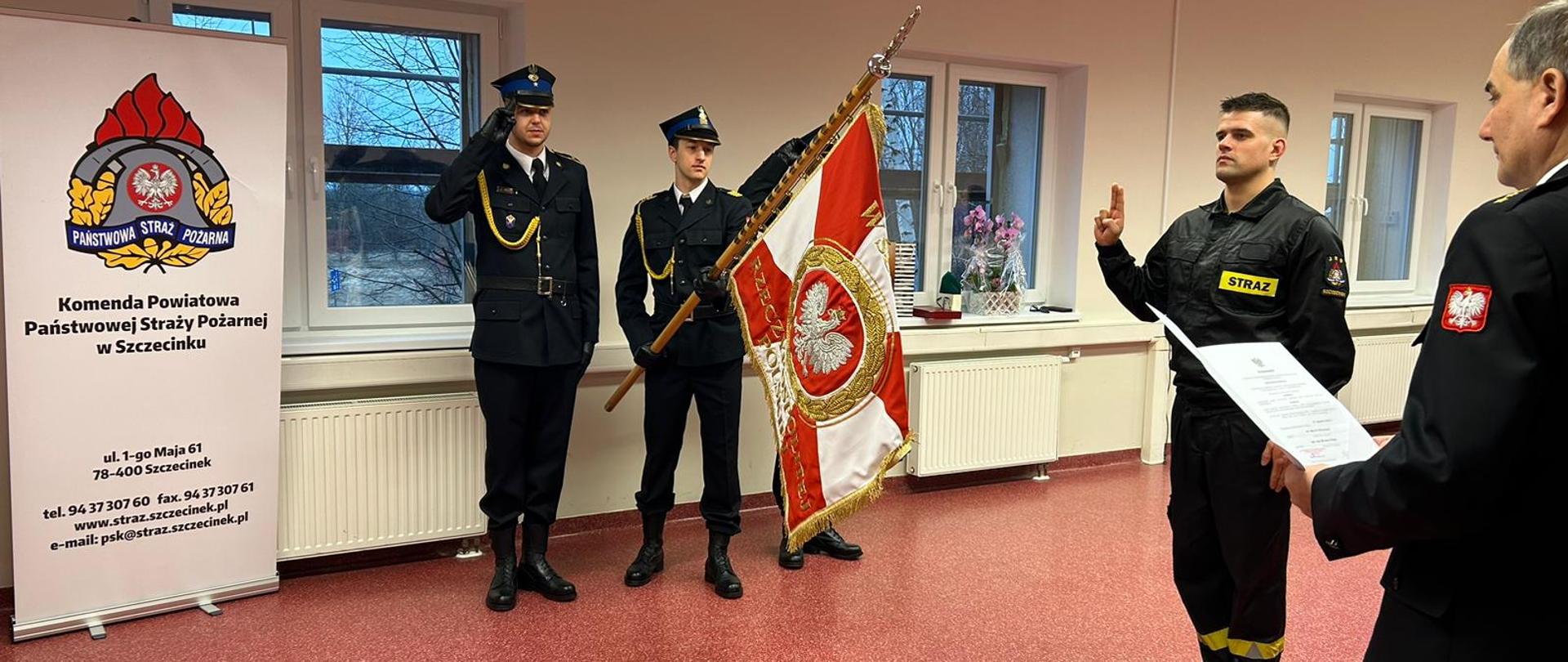 Ślubowanie nowo przyjętego strażaka Marcina Wiśniewskiego