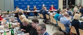 Posiedzenie Komitetu ds. Umowy Partnerstwa na lata 2021-2027, sala obrad, za stołem prezydialnym siedzi minister Katarzyna Pełczyńska-Nałęcz, wiceminister Konrad Wojnarowski oraz przedstawicielki Komisji Europejskiej - Emma Toledano-Laredo i Muriel Guin