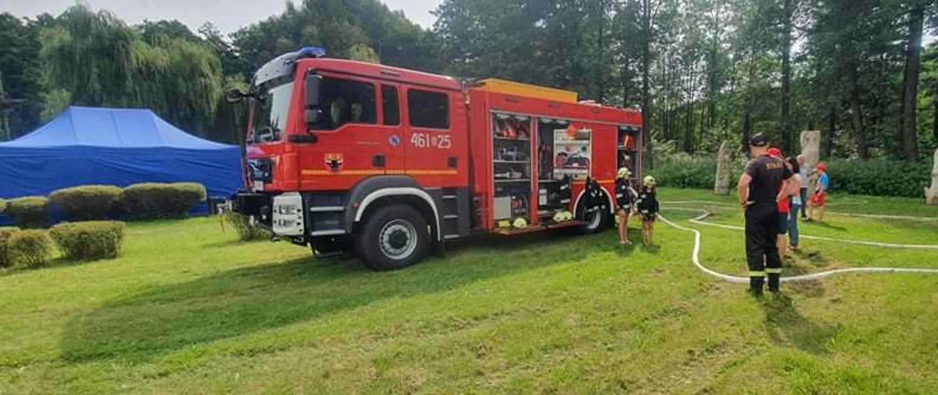 pokaz służb mundurowych i medycznych podczas Jarmarku Wigierskiego w Ogrodach Pokamedulskiego Klasztoru w Wigrach