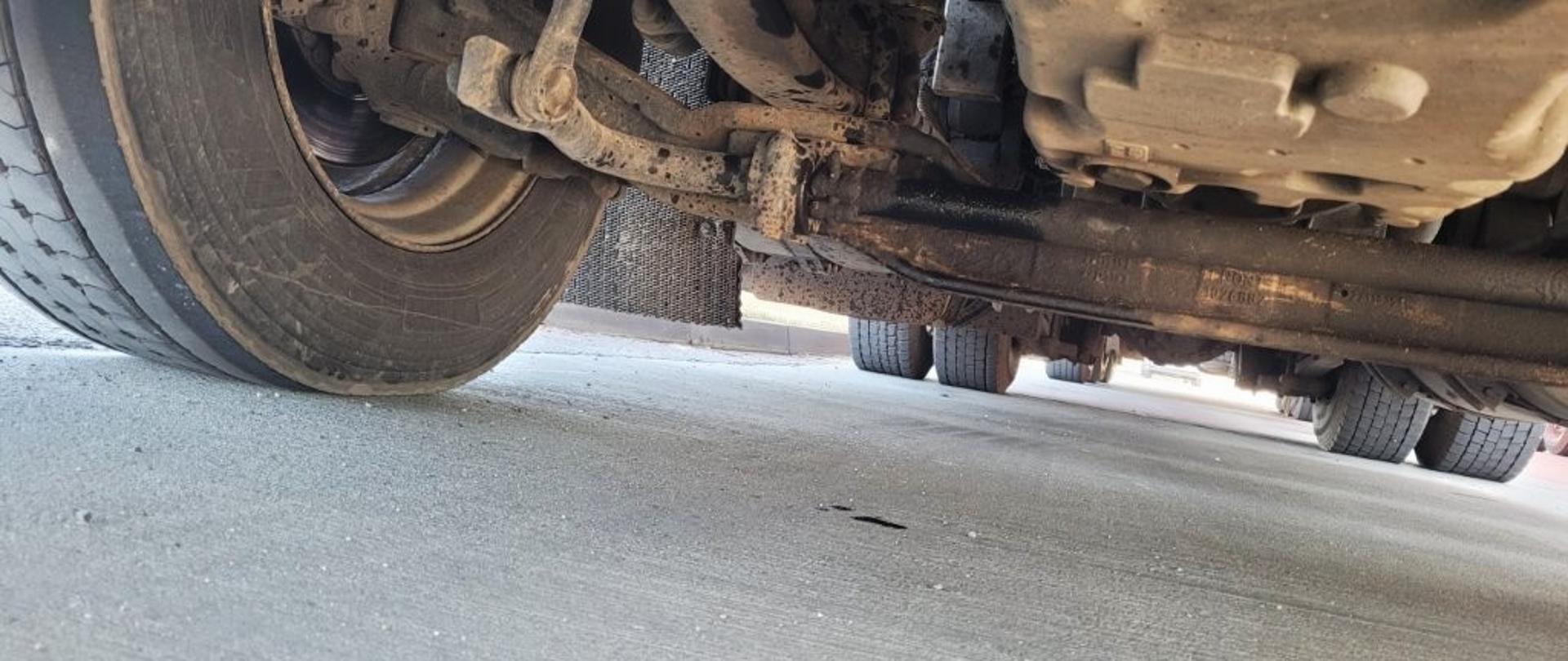 Wyciek oleju z silnika samochodu ciężarowego. Pod zatrzymanym ciągnikiem siodłowym szybko tworzyły się plamy oleju silnikowego. Niesprawny pojazd wykluczyli tymczasowo z ruchu funkcjonariusze mazowieckiej Inspekcji Transportu Drogowego z Radomia.