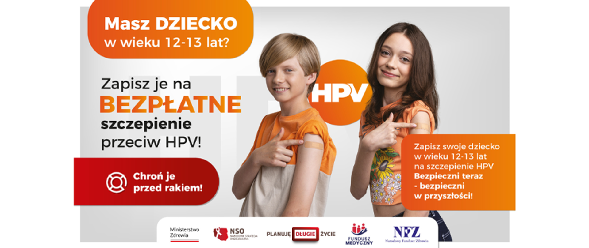 na zdjęciu dwoje nastolatków chłopak i dziewczyna pokazują na ramionach plastry po szczepieniu obok napis - masz dziecko w wieku 12-13 lat zapisz je na bezpłatne szczepienie przeciw HPV