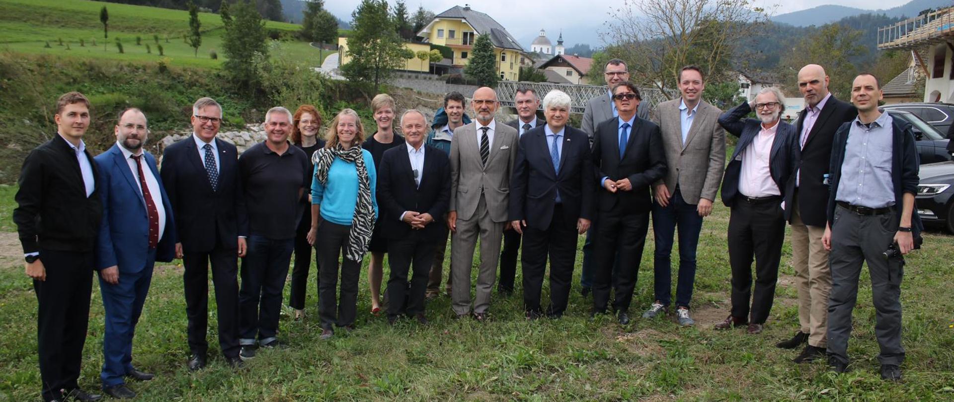 Spotkanie Ambasadorów Państw NATO przy moście zbudowanym przez polskich saperów 