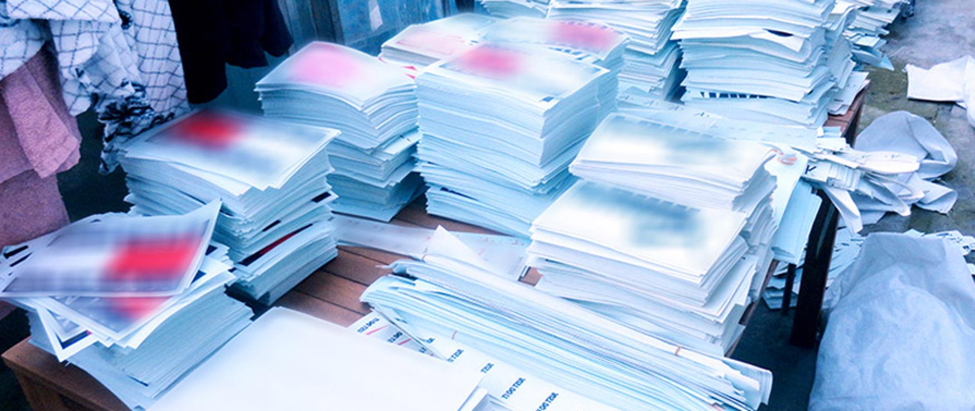 Naprasowywanki znanych marek ułożone na stołach.