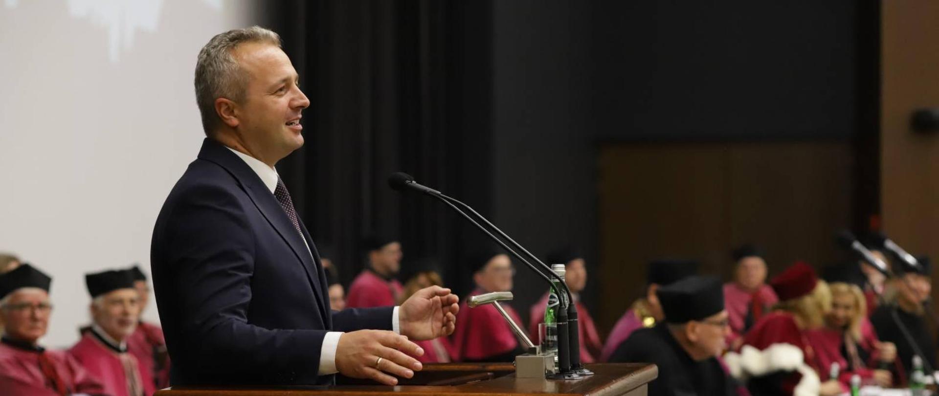 
Grupa ludzi na sali wykładowej
