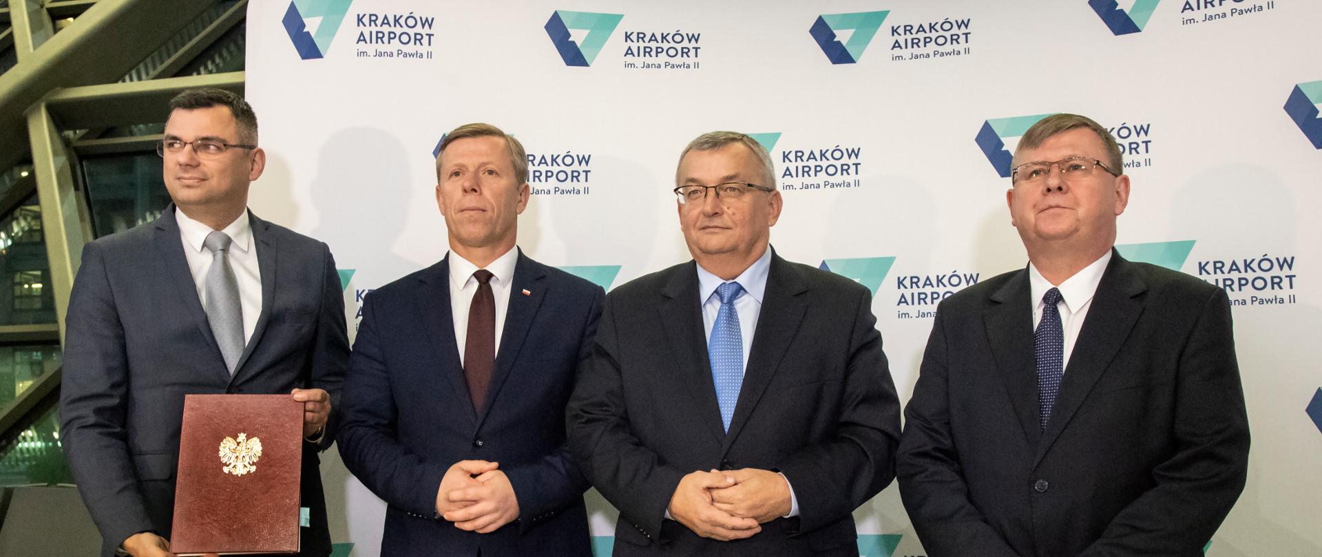 Minister Infrastruktury Andrzej Adamczyk podczas podpisania Planu Generalnego