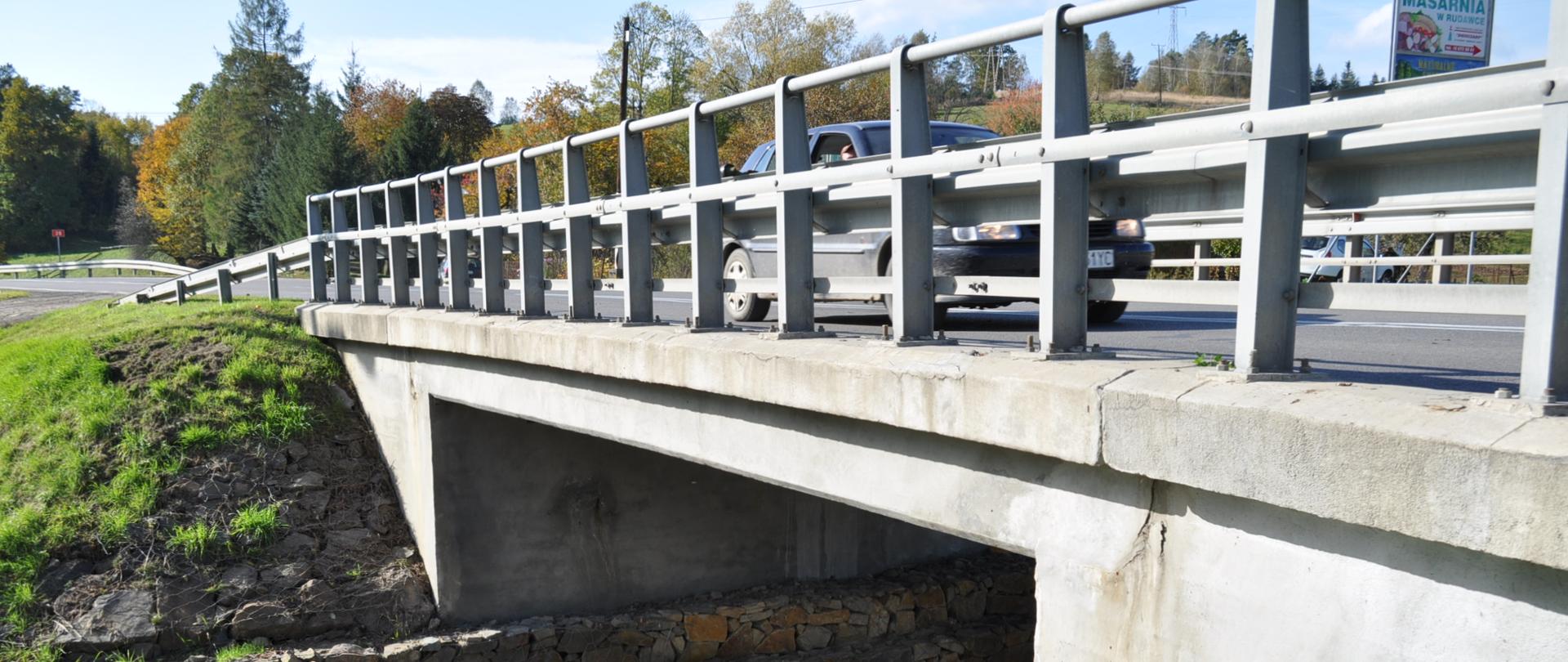 most w Birczy z widocznymi uszkodzeniami