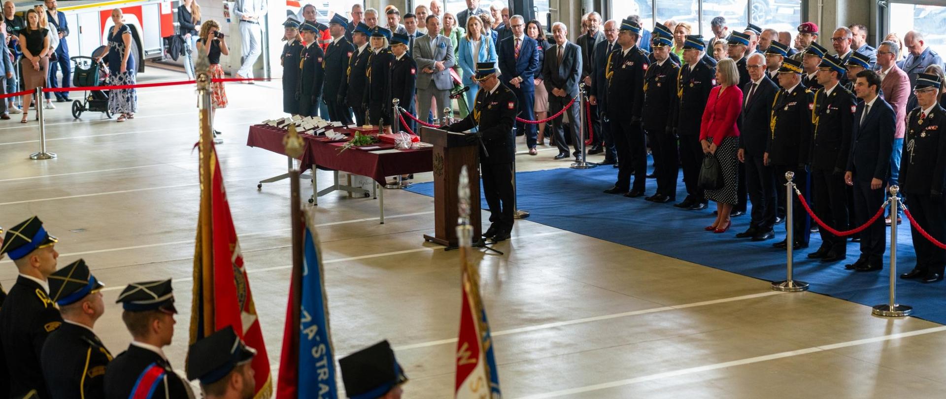 Komendant Miejski PSP w Mysłowicach uroczyście przywitał zebranych gości i strażaków na garażu KM PSP Mysłowice