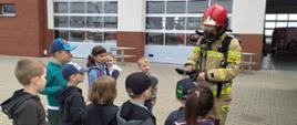Strażacy pokazują dzieciom sprzęt pożarniczy