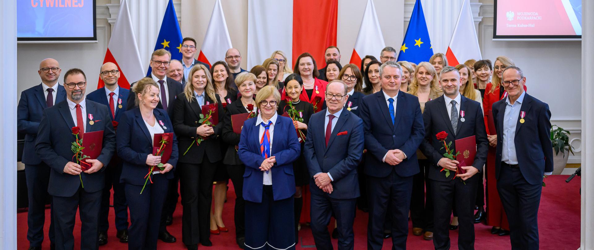 Zdjęcie przedstawia grupę osób podczas Święta Służby Cywilnej