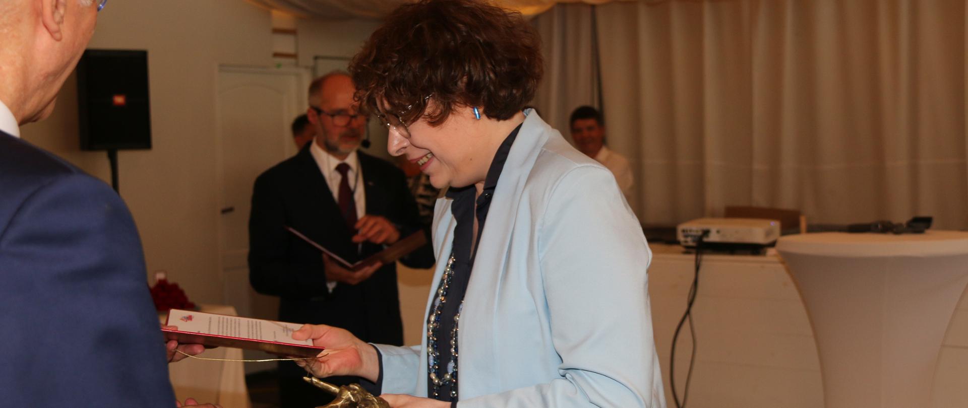 Wiceminister Wanda Zwinogrodzka uhonorowana statuetką Krasnala „Solidariusza”