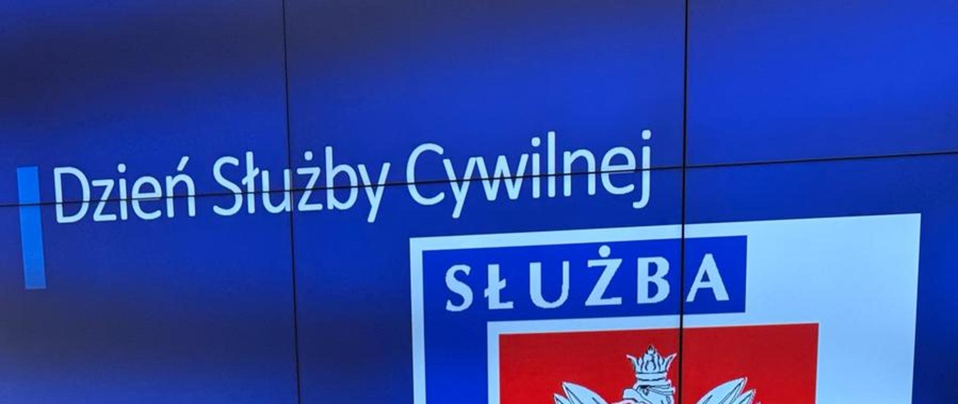 Dyrektor generalny Łódzkiego Urzędu Wojewódzkiego w Łodzi - Aleksandra Sowińska-Banaszkiewicz wspólnie z odznaczonymi - Danutą Moreń z ŁUW oraz Joanną Pepłowską z Wojewódzkiego Inspektoratu Ochrony Środowiska w Łodzi. 
