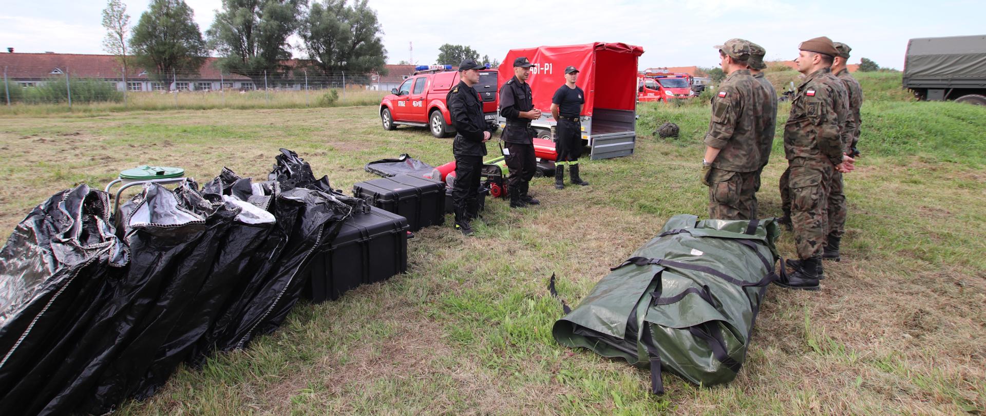 Komendant Powiatowy wraz ze swoimi pracownikami przekazuje niezbędną wiedzę na temat pakietu logistycznego