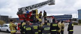 Zdjęcie przedstawia funkcjonariuszy podczas szkolenia z obsługi drabin mechanicznych