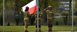 Na zdjęciu poczet flagowy przy maszcie podczas podniesienie Flagi Państwowej