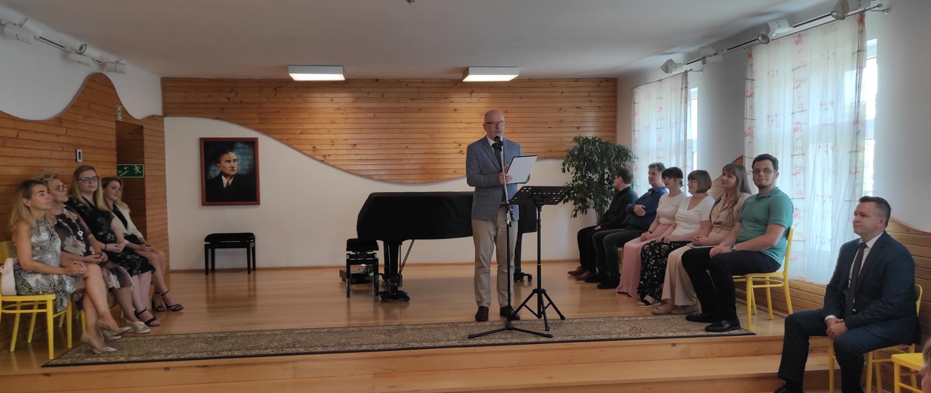 na zdjęciu dyrektor witający zebranych gości oraz kadra pedagogiczna