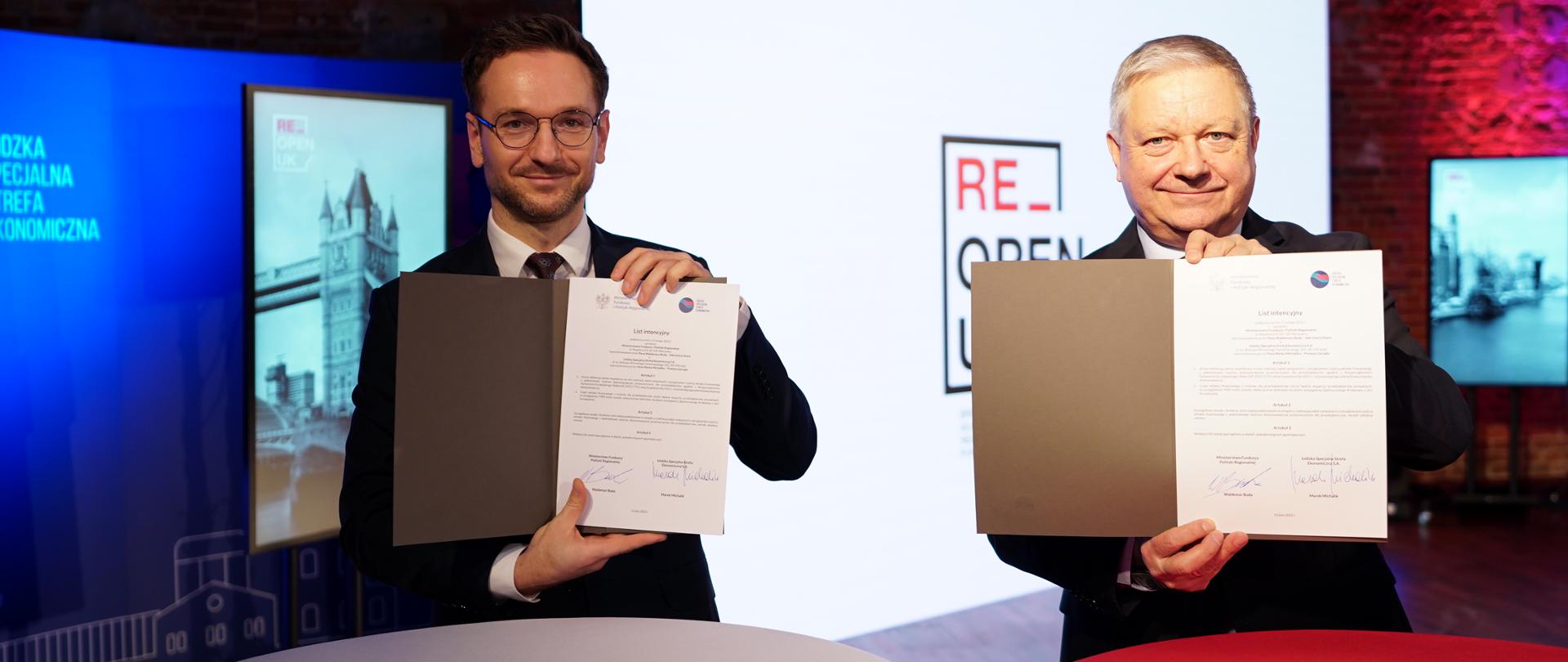 uczestnicy prezentują podpisany list intencyjny: nowe pieniądze i kompetencje dla przedsiębiorców w Łódzkiej Specjalnej Strefie Ekonomicznej w związku z Brexitem