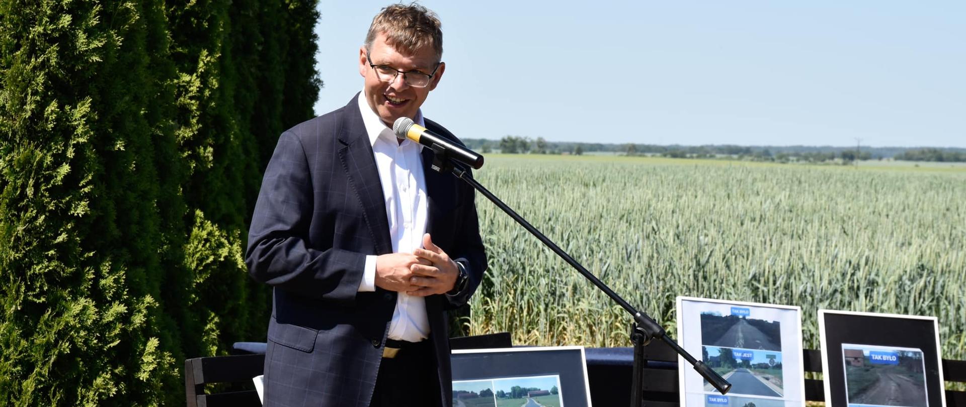 Wojewoda przemawia przez mikrofon 