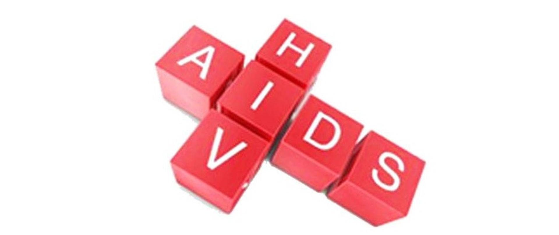 Czerwone klocki z białymi literami ułożone w krzyżujący się napis AIDS HIV
