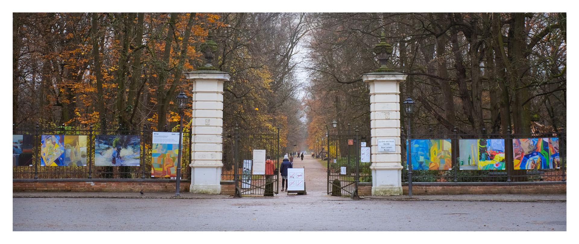 25-11-14-Wieszanie wystawy Łazienki