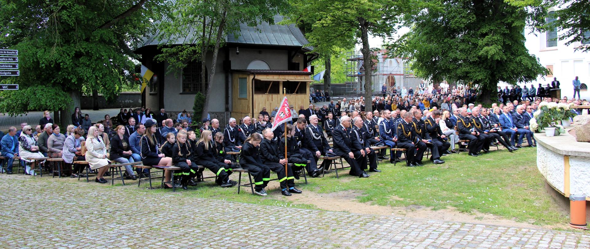 Na zdjęciu widać strażaków w trakcie spotkania w sanktuarium w Górce Klasztornej. 