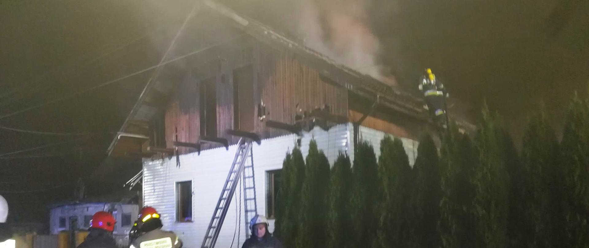 Stracy prowadzą działania gaśnicze.