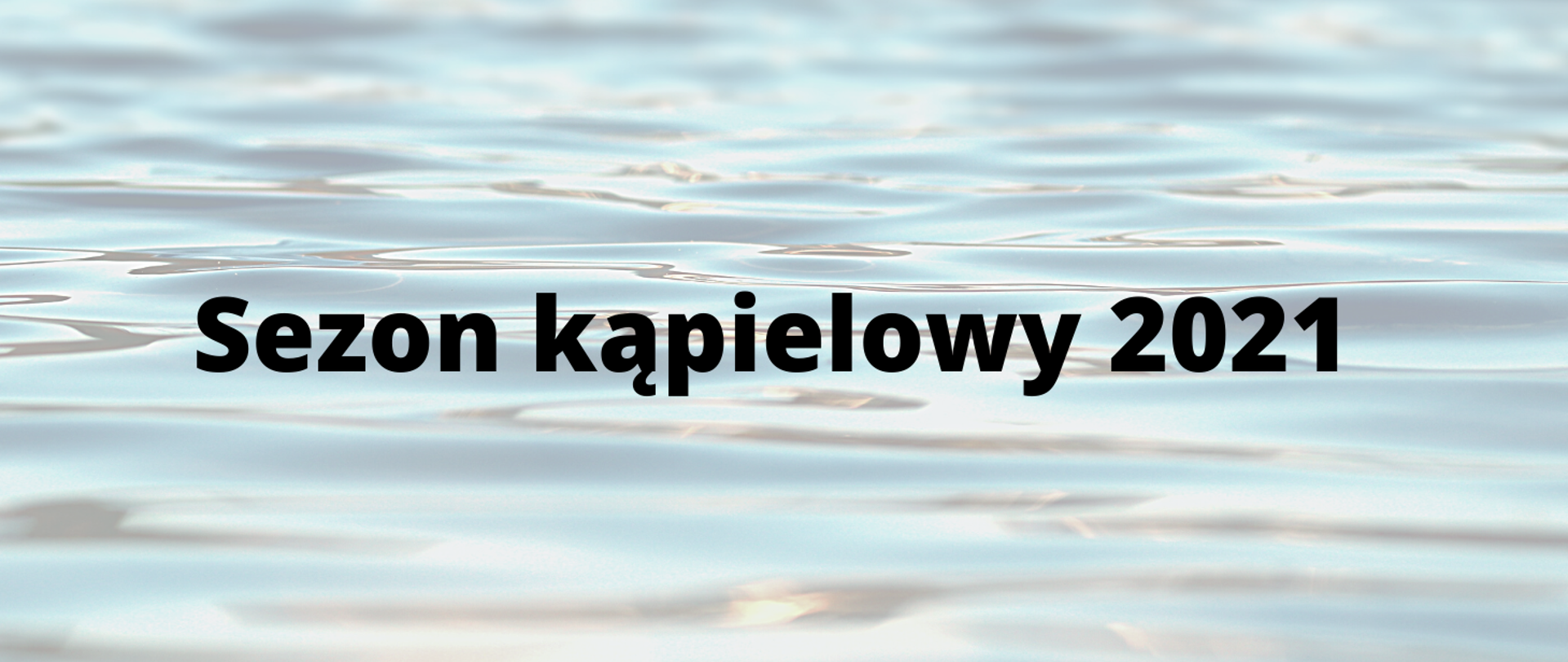 Grafika z tekstem: Sezon kąpielowy 2021. W tle tafla wody.