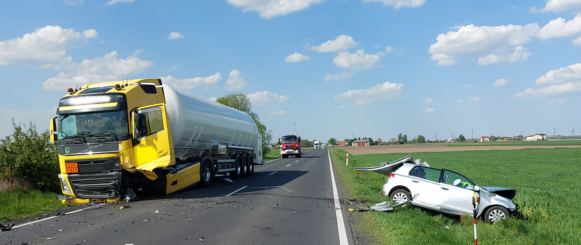 Zdjęcie w ciągu dnia. Wykonane na drodze publicznej Widać samochód, który uległ wypadkowi. Auto koloru srebrnego. Zachmurzenie średnie. 
