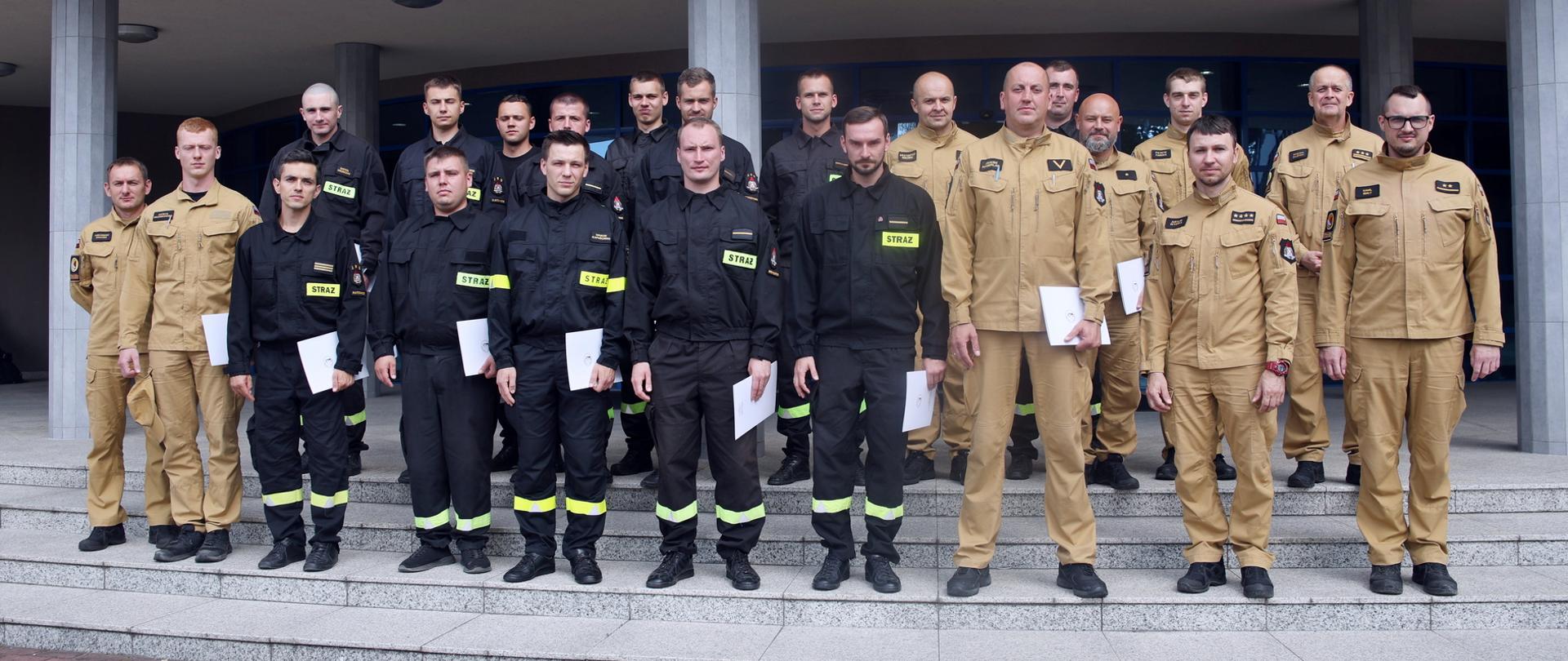 Pamiątkowe zdjęcie grupowe funkcjonariuszy PSP będących uczestnikami szkolenia w zakresie ratownictwa chemicznego i ekologicznego (18 osób) w towarzystwie czterech funkcjonariuszy CS PSP