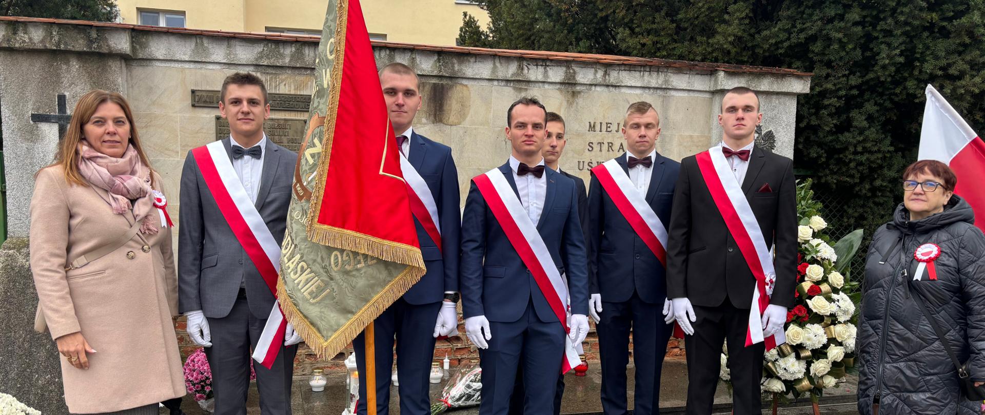 Poczet Sztandarowy z Panią Wicedyrektor i nauczycielką historii przed miejscem straceń