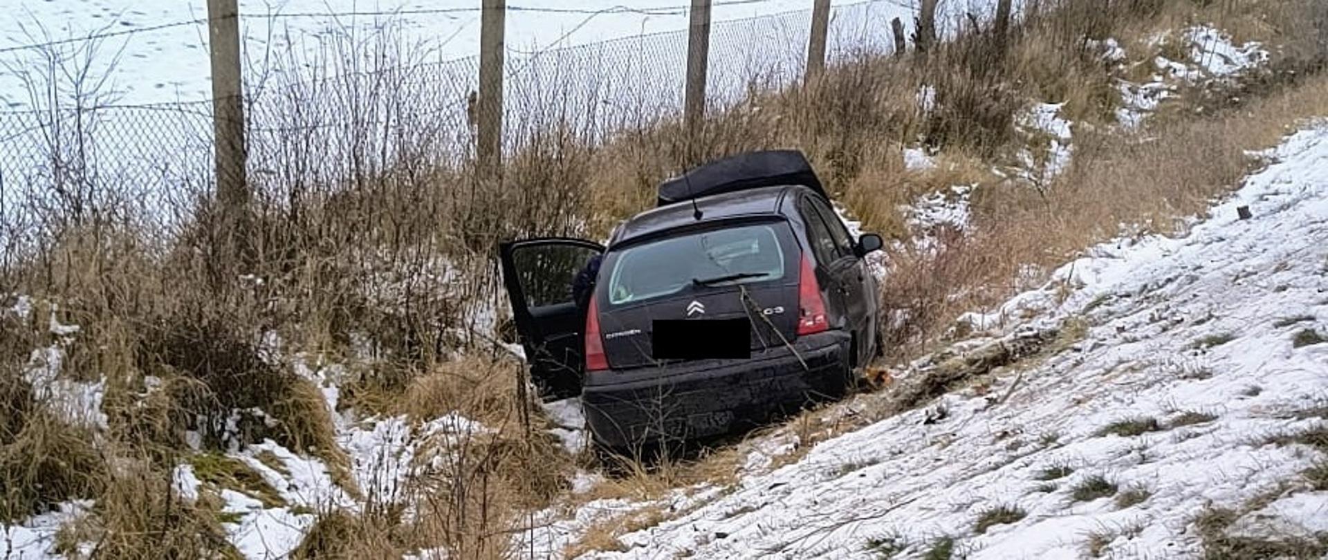 Samochód w rowie, w pobliżu płot